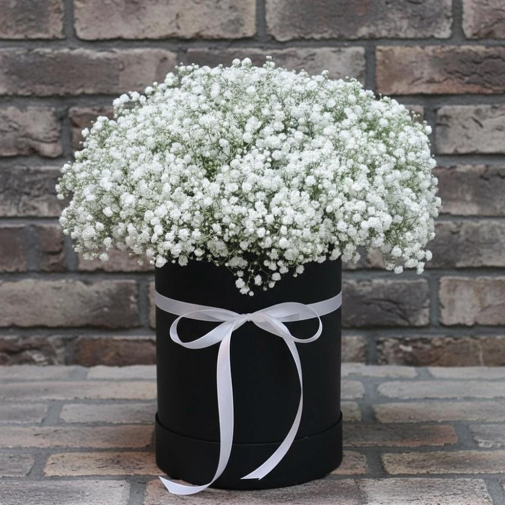 Цветочная композиция из Гипсофила в шляпной коробке в Лысогорской