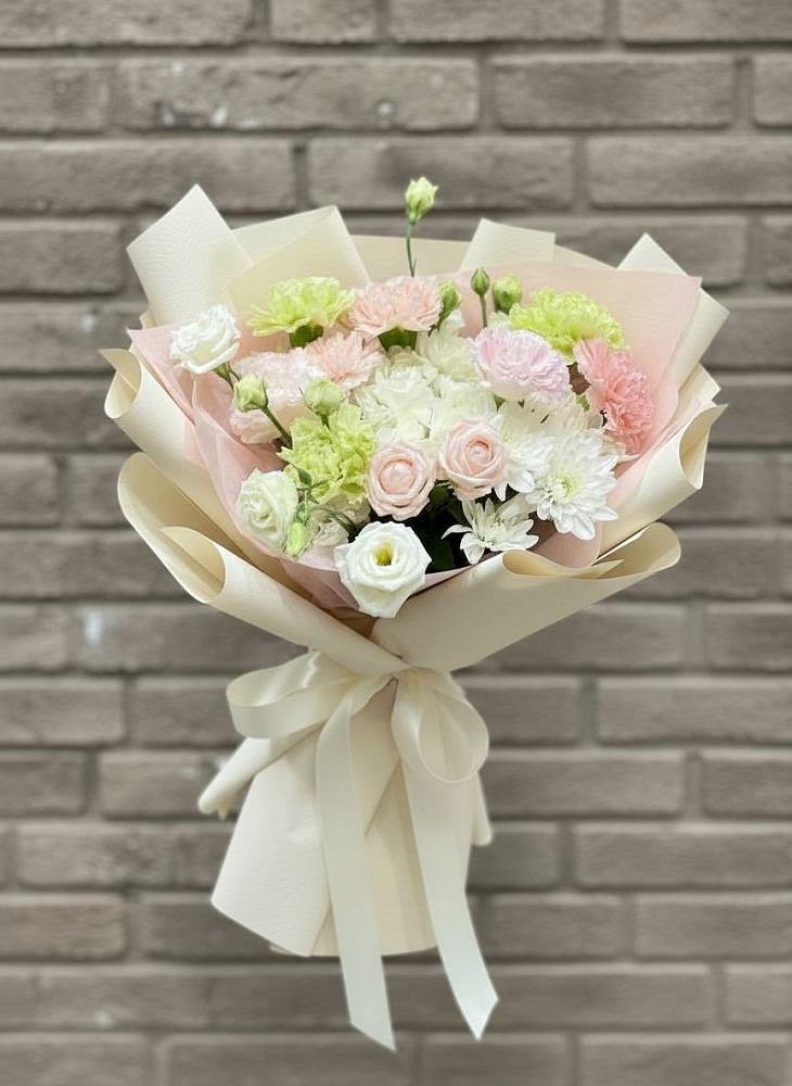 Букет цветов из: Гвоздики, Розы, Лизиантусы и Хризантемы в Лысогорской