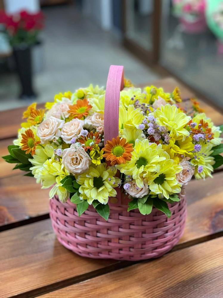 Цветочная композиция из Хризантемы и Розы в корзине в Лысогорской