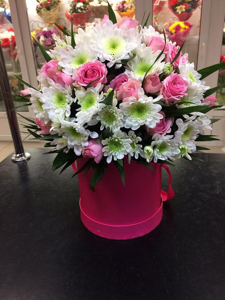 Цветочная композиция из Розы и Хризантемы в шляпной коробке в Лысогорской